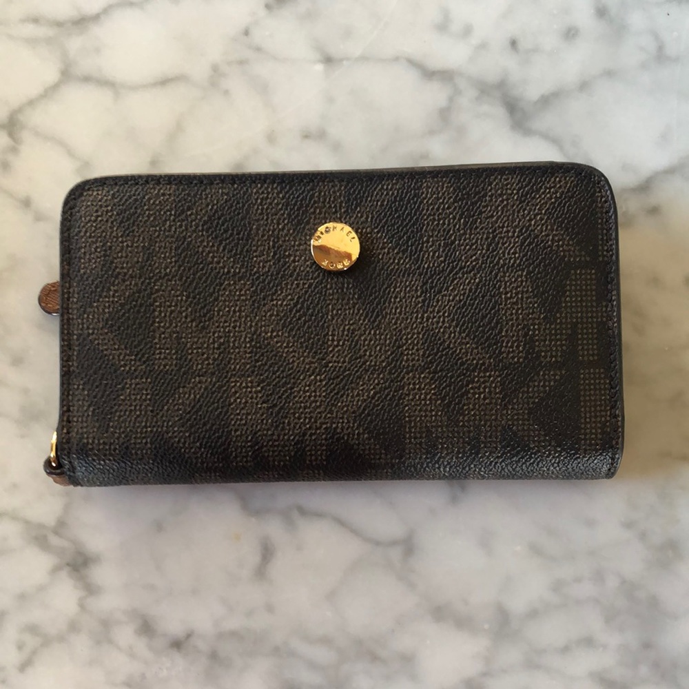 Michael Kors phone wallet, great condition